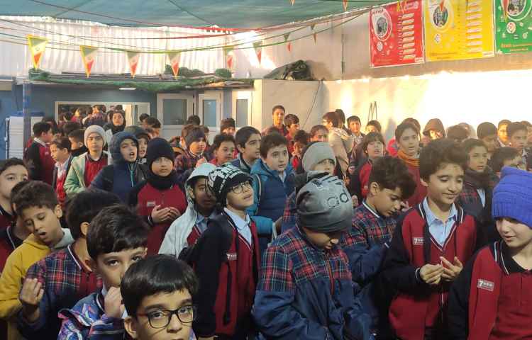 اجرا مراسم صبحگاهی توسط تیم زبان 2