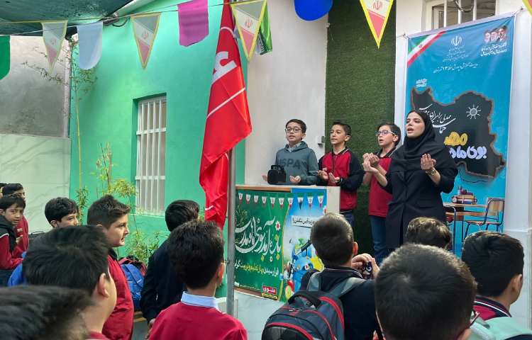 اجرا مراسم صبحگاهی توسط تیم زبان 2