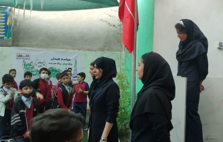 اجرا مراسم صبحگاهی توسط تیم زبان 2