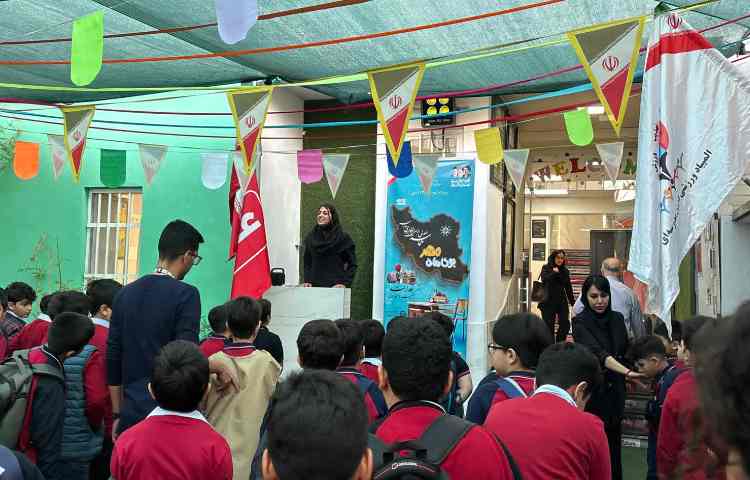 اجرا مراسم صبحگاهی توسط تیم زبان 2