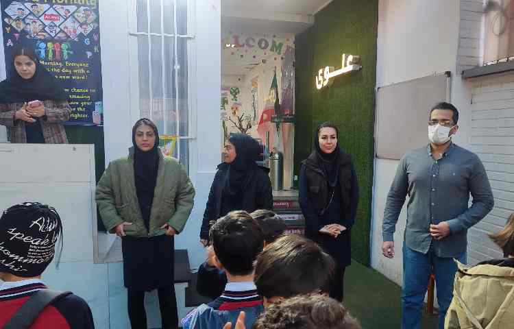 اجرا مراسم صبحگاهی توسط تیم زبان 3