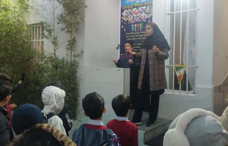 اجرا مراسم صبحگاهی توسط تیم زبان 3