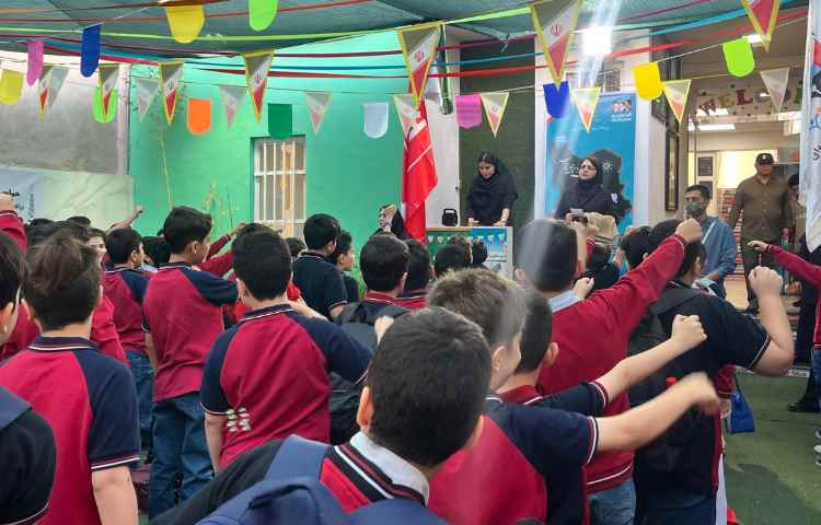 اجرا مراسم صبحگاهی توسط تیم زبان 3