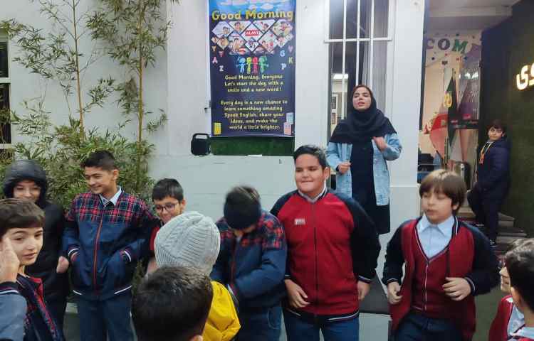 اجرا مراسم صبحگاهی توسط تیم زبان 4