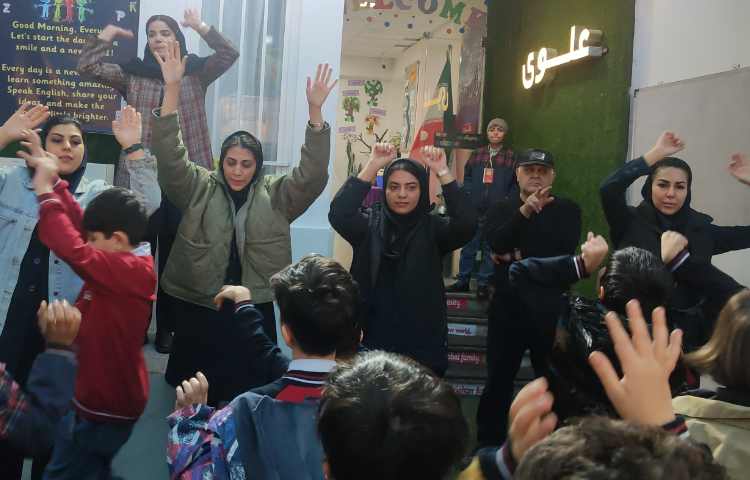 اجرا مراسم صبحگاهی توسط تیم زبان 4