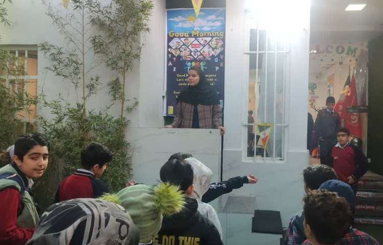 اجرا مراسم صبحگاهی توسط تیم زبان 4