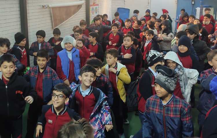 اجرا مراسم صبحگاهی توسط تیم زبان 6