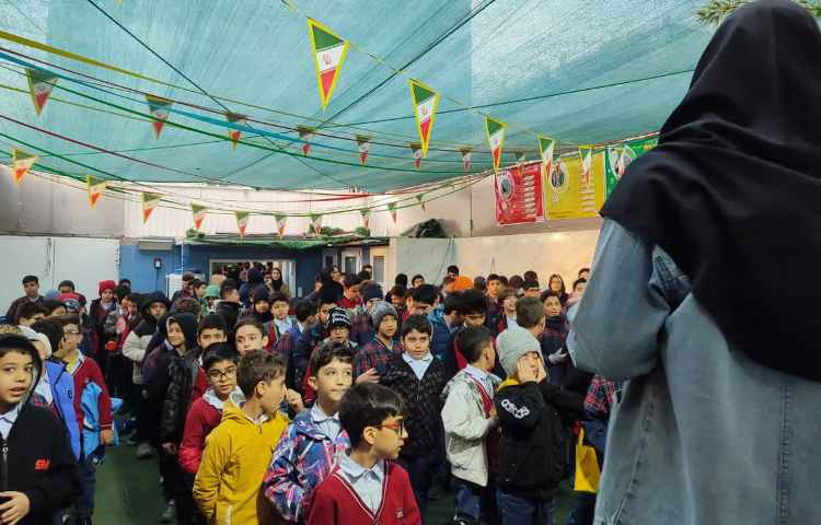 اجرا مراسم صبحگاهی توسط تیم زبان