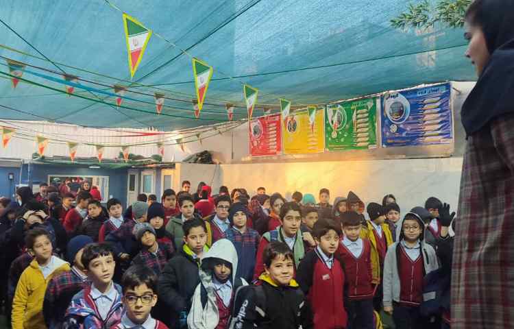 اجرا مراسم صبحگاهی توسط تیم زبان