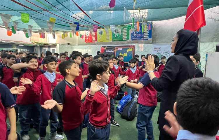 اجرا مراسم صبحگاهی توسط تیم زبان