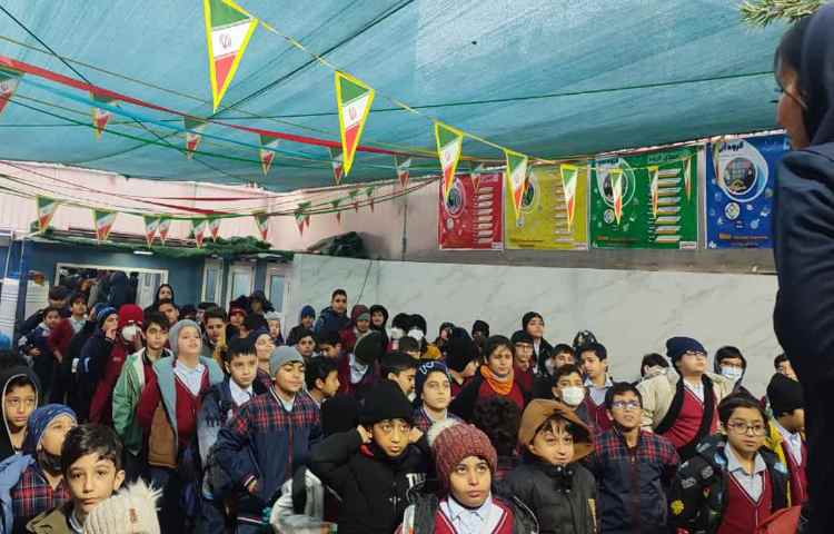 اجرا مراسم صبحگاهی توسط نیم زبان 3