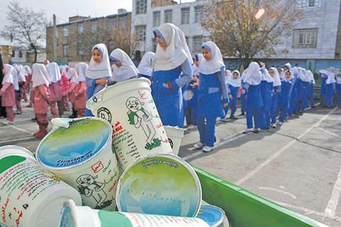وضعیت توزیع شیر رایگان مدارس و علل اجرا نشدن آن در سال‌های اخیر