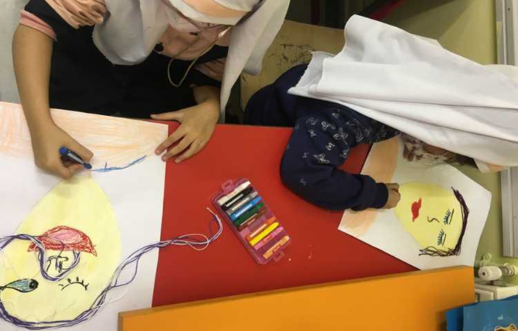 ادامه کلاژ صورتک دختر ، گذاشتن جزییات و تزییات با استفاده از متریال مختلف با خلاقیت دانش آموزان