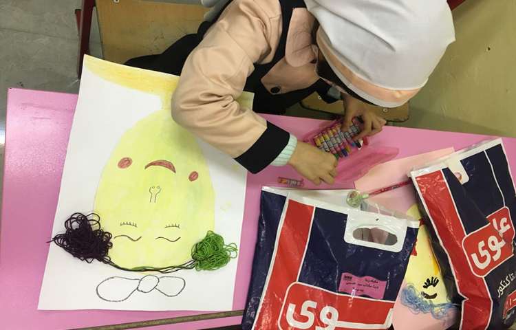 ادامه کلاژ صورتک دختر ، گذاشتن جزییات و تزییات با استفاده از متریال مختلف با خلاقیت دانش آموزان 2