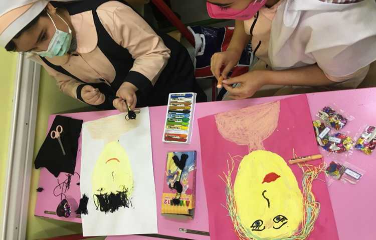 ادامه کلاژ صورتک دختر ، گذاشتن جزییات و تزییات با استفاده از متریال مختلف با خلاقیت دانش آموزان 3