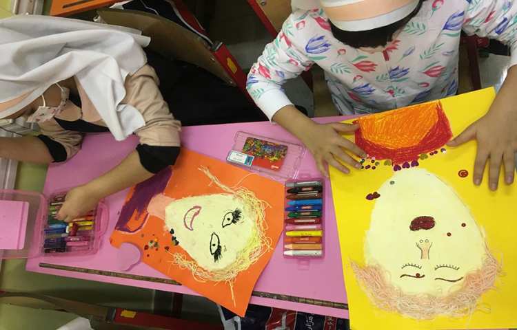 ادامه کلاژ صورتک دختر ، گذاشتن جزییات و تزییات با استفاده از متریال مختلف با خلاقیت دانش آموزان 4