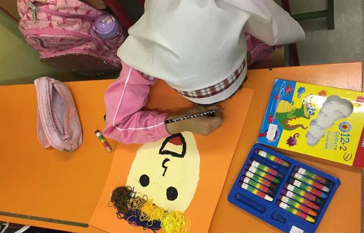 ادامه کلاژ صورتک دختر ، گذاشتن جزییات و تزییات با استفاده از متریال مختلف با خلاقیت دانش آموزان 5