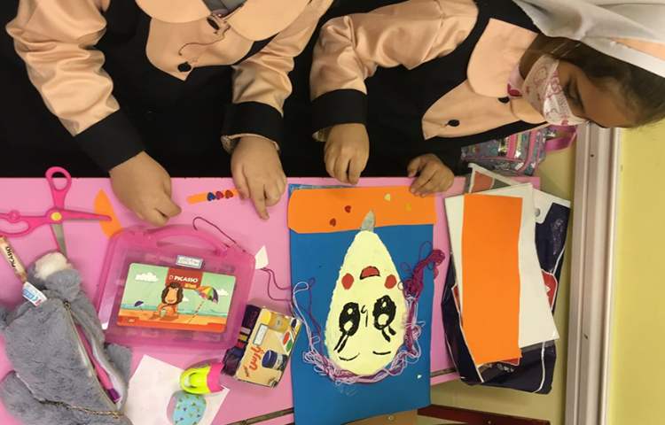 ادامه کلاژ صورتک دختر ، گذاشتن جزییات و تزییات با استفاده از متریال مختلف با خلاقیت دانش آموزان 6