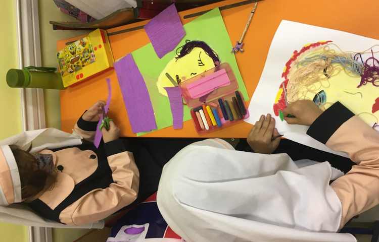 ادامه کلاژ صورتک دختر ، گذاشتن جزییات و تزییات با استفاده از متریال مختلف با خلاقیت دانش آموزان 7