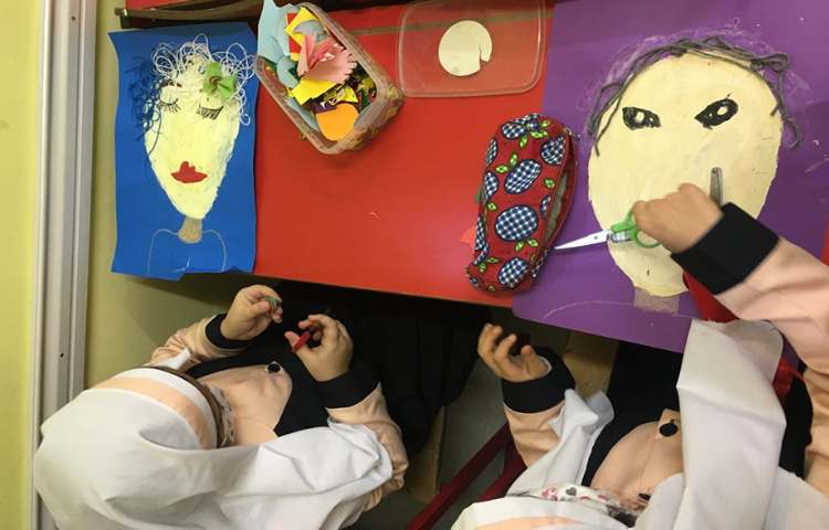 ادامه کلاژ صورتک دختر ، گذاشتن جزییات و تزییات با استفاده از متریال مختلف با خلاقیت دانش آموزان 8