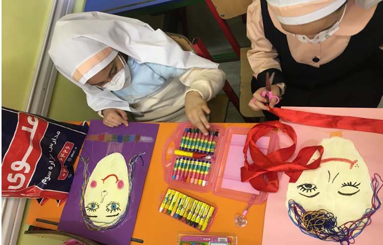 ادامه کلاژ صورتک دختر ، گذاشتن جزییات و تزییات با استفاده از متریال مختلف با خلاقیت دانش آموزان 9