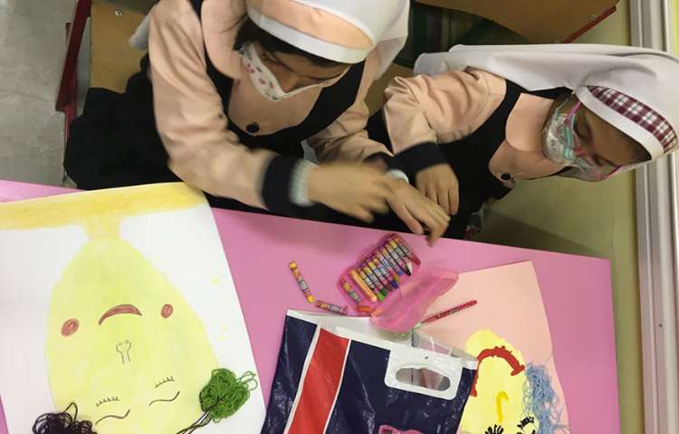 ادامه کلاژ صورتک دختر ، گذاشتن جزییات و تزییات با استفاده از متریال مختلف با خلاقیت دانش آموزان 10