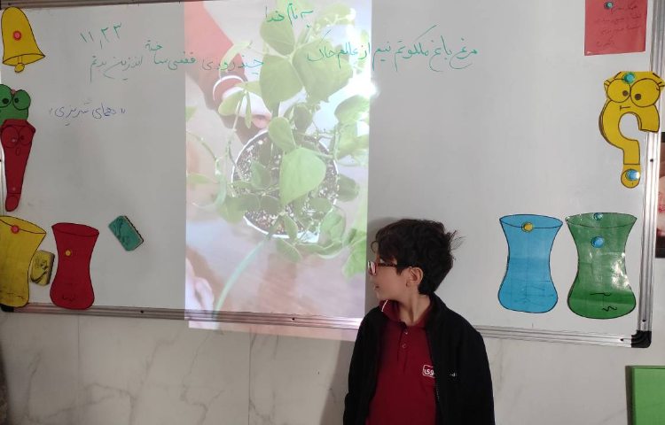 ارائه تحقیق علوم توسط دانش‌آموز امیر حسین شیشه گر 2