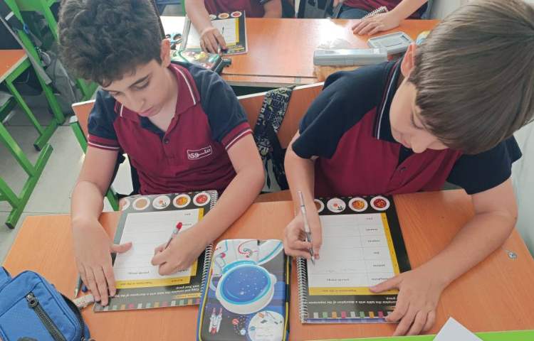 ارائه دانش‌آموزان در زنگ علوم به زبان انگلیسی 4