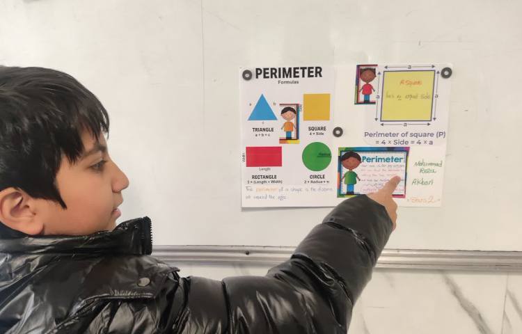 ارائه دانش‌اموزان درباره‌ی محیط مربع 1