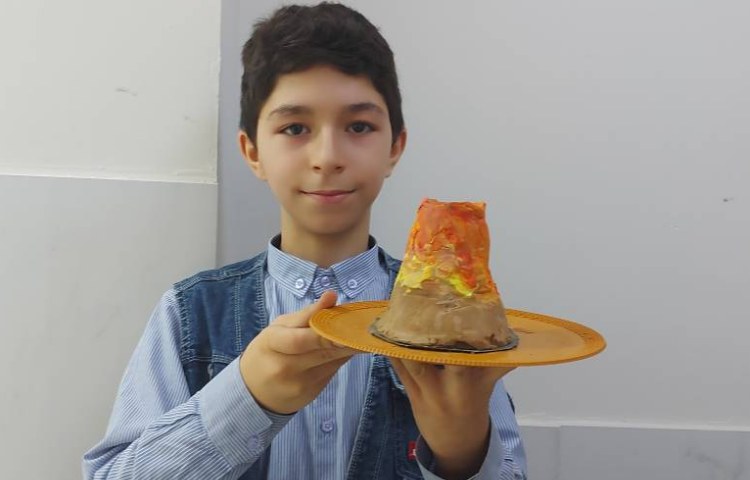 ارائه درس زمین پویا ، در مورد زلزله و عواقب آن و آتشفشان‌ها