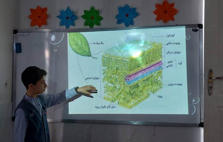 ارائه درس علوم به صورت پاور توسط دانش‌آموزان 1