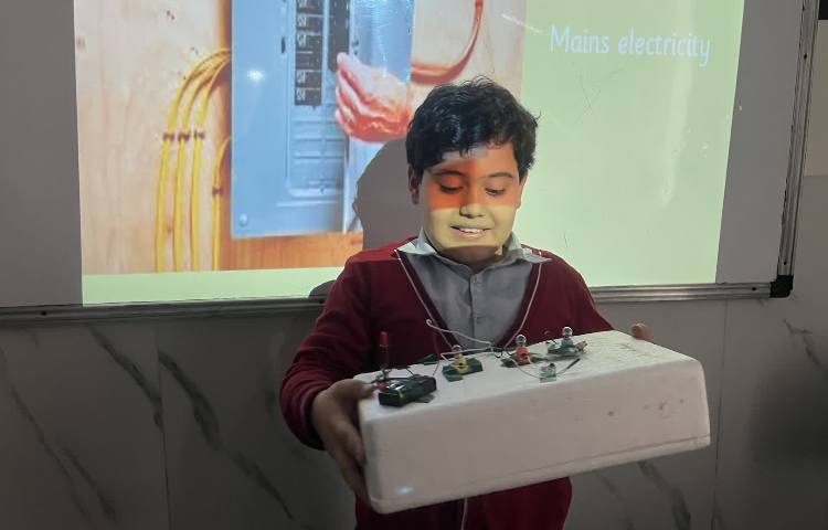 ارائه دست سازه‌ها و انجام فعالیت‌های کتاب در زنگ Science 1