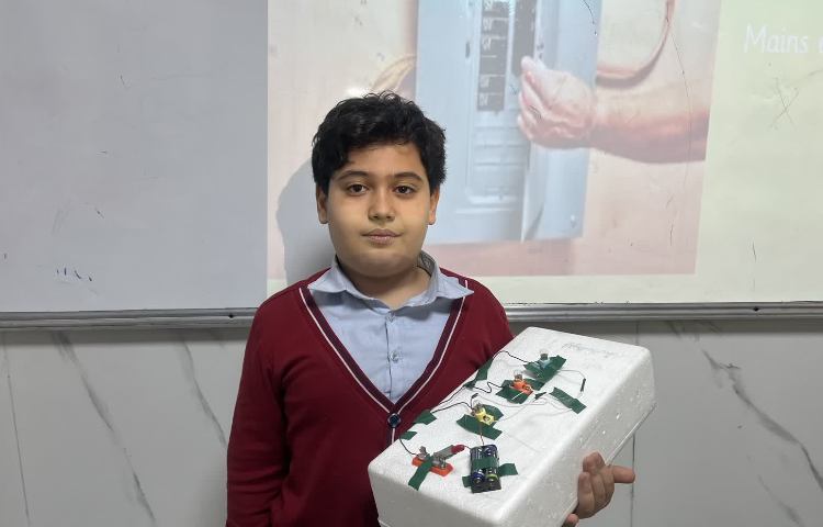 ارائه دست سازه‌ها و انجام فعالیت‌های کتاب در زنگ Science 2