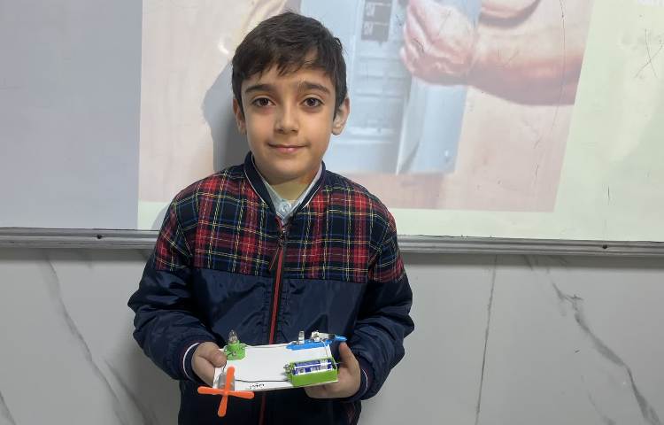 ارائه دست سازه‌ها و انجام فعالیت‌های کتاب در زنگ Science 3