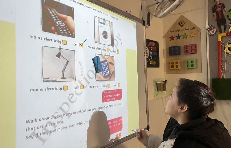 ارائه دست سازه‌ها و انجام فعالیت‌های کتاب در زنگ Science 4