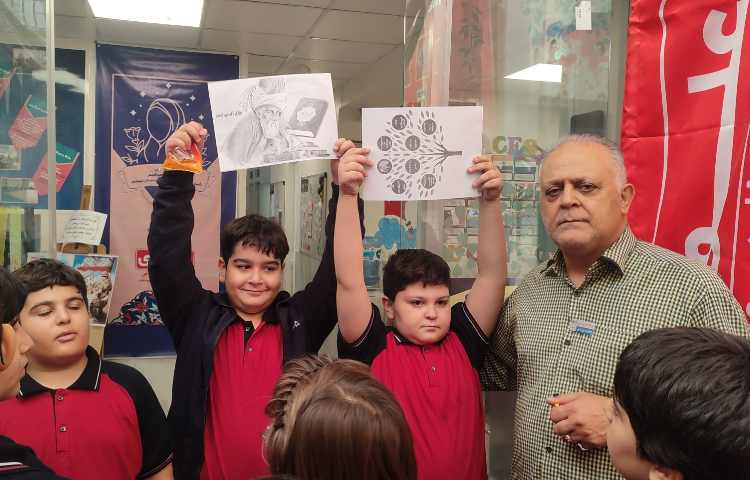 ارائه مطالب بزرگداشت مولوی توسط دانش آموزکلاس چهارم