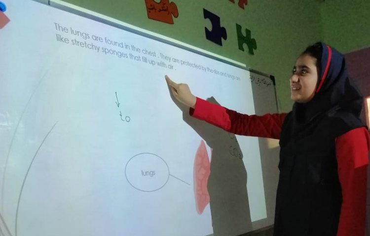 ارائه مطلب آتوسا بنایی و ثمین قاسمی در مورد نحوه عملکرد قلب در کلاس علوم به زبان انگلیسی 1