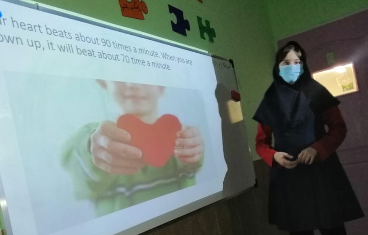 ارائه مطلب آتوسا بنایی و ثمین قاسمی در مورد نحوه عملکرد قلب در کلاس علوم به زبان انگلیسی