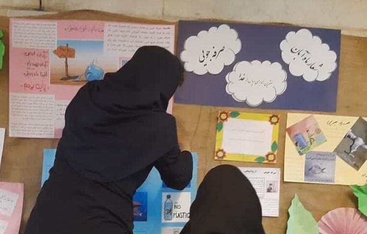 ارائه نمونه کار های دانش آموزان با عنوان ماه آبان 3