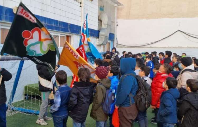 ارائه و توضیح پوسترهای گروه های چهارگانه دانش آموزان دبستان علوی 1