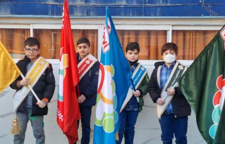 ارائه و توضیح پوسترهای گروه های چهارگانه دانش آموزان دبستان علوی 2