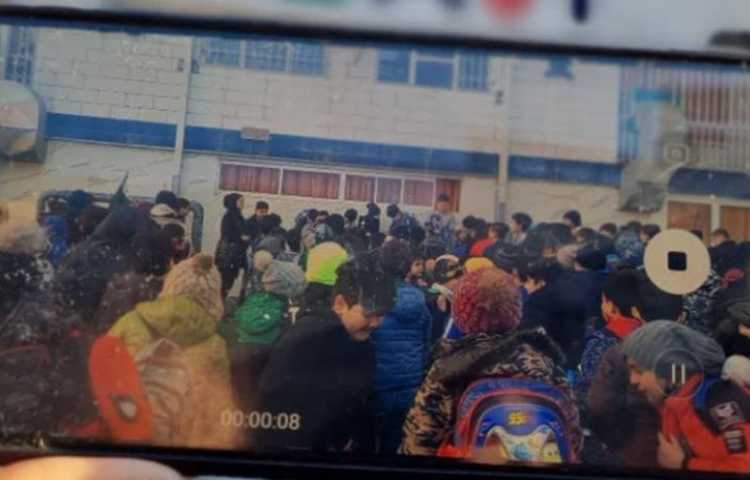 ارائه و توضیح پوسترهای گروه های چهارگانه دانش آموزان دبستان علوی 3