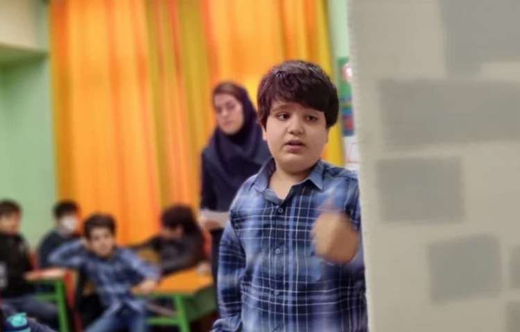 ارائه و توضیح پوسترهای گروه های چهارگانه دانش آموزان دبستان علوی 5