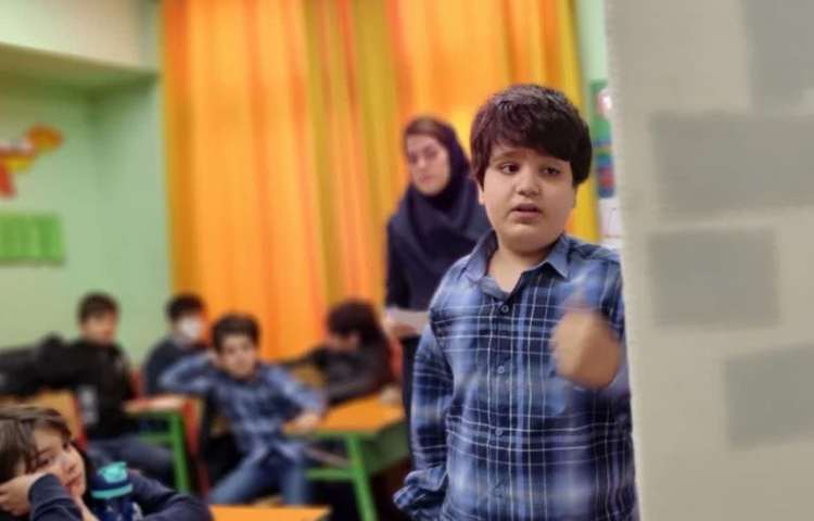 ارائه و توضیح پوسترهای گروه های چهارگانه دانش آموزان دبستان علوی 6