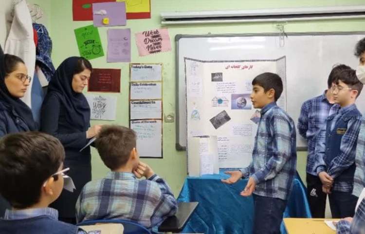 ارائه و توضیح پوسترهای گروه های چهارگانه دانش آموزان دبستان علوی 9