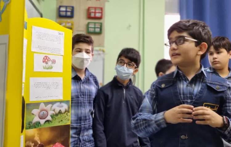 ارائه و توضیح پوسترهای گروه های چهارگانه دانش آموزان دبستان علوی 13