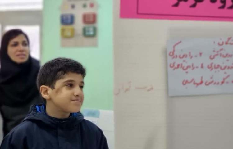 ارائه و توضیح پوسترهای گروه های چهارگانه دانش آموزان دبستان علوی 14