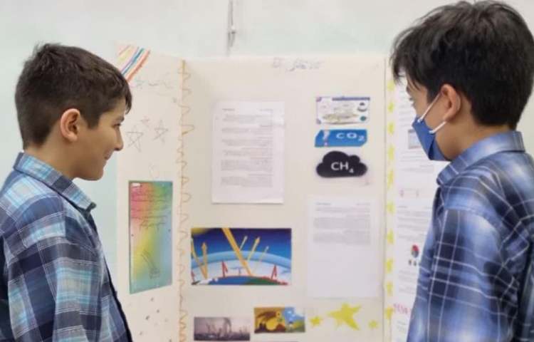 ارائه و توضیح پوسترهای گروه های چهارگانه دانش آموزان دبستان علوی