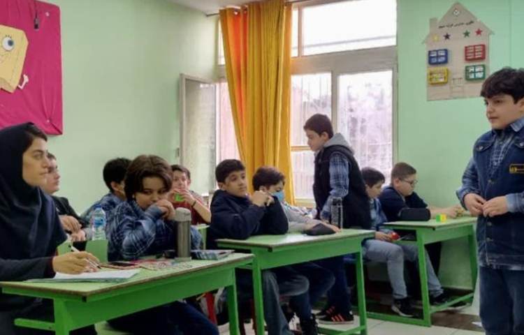 ارائه و توضیح پوسترهای گروه های چهارگانه دانش آموزان دبستان علوی 16