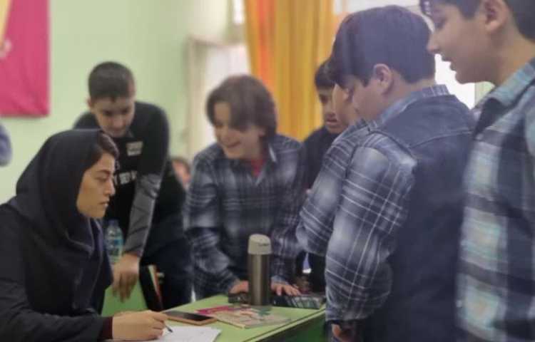 ارائه و توضیح پوسترهای گروه های چهارگانه دانش آموزان دبستان علوی 17